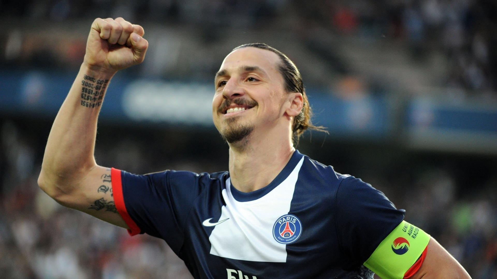 国际青年冰上秀绝技 双手运双球展现超凡平衡